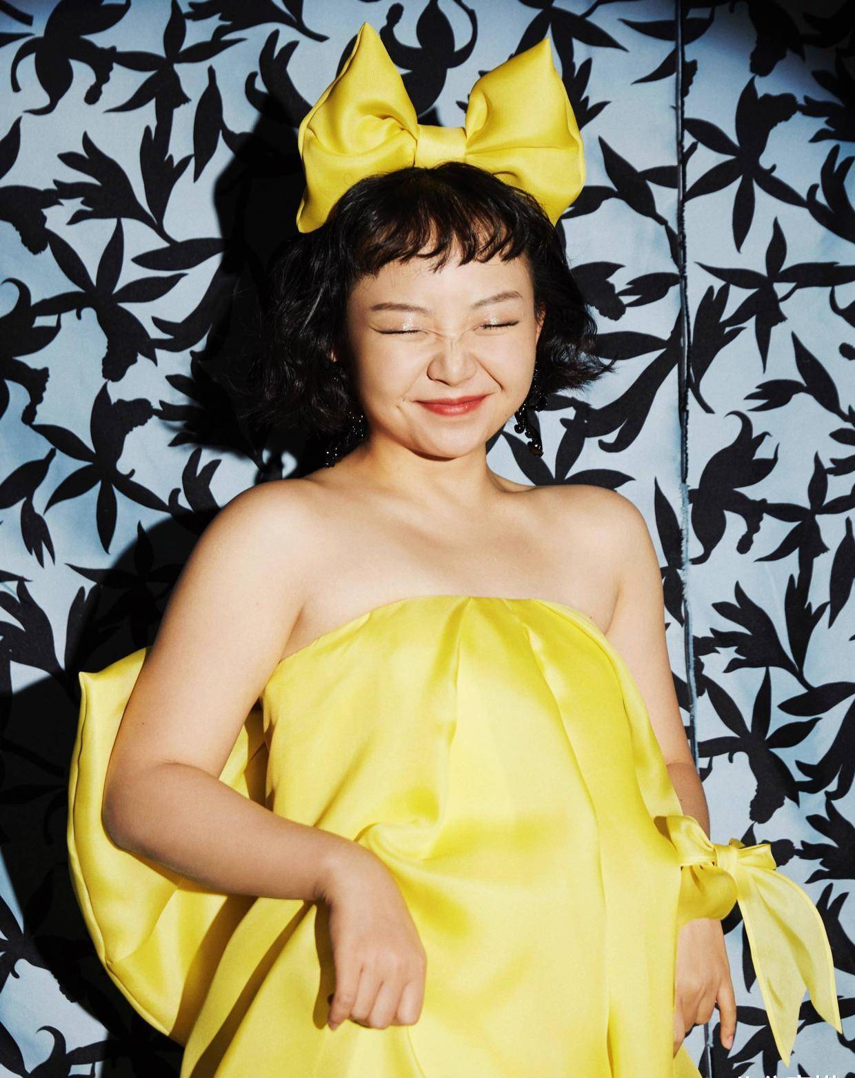 辣目洋子穿出"微胖美精髓",穿牛仔外套配黑色内衬,怪洋气的_时尚_身材
