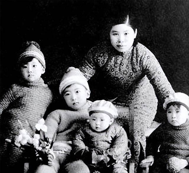 1937年,杨虎城出国前,跪在神经错乱的妻子面前痛哭