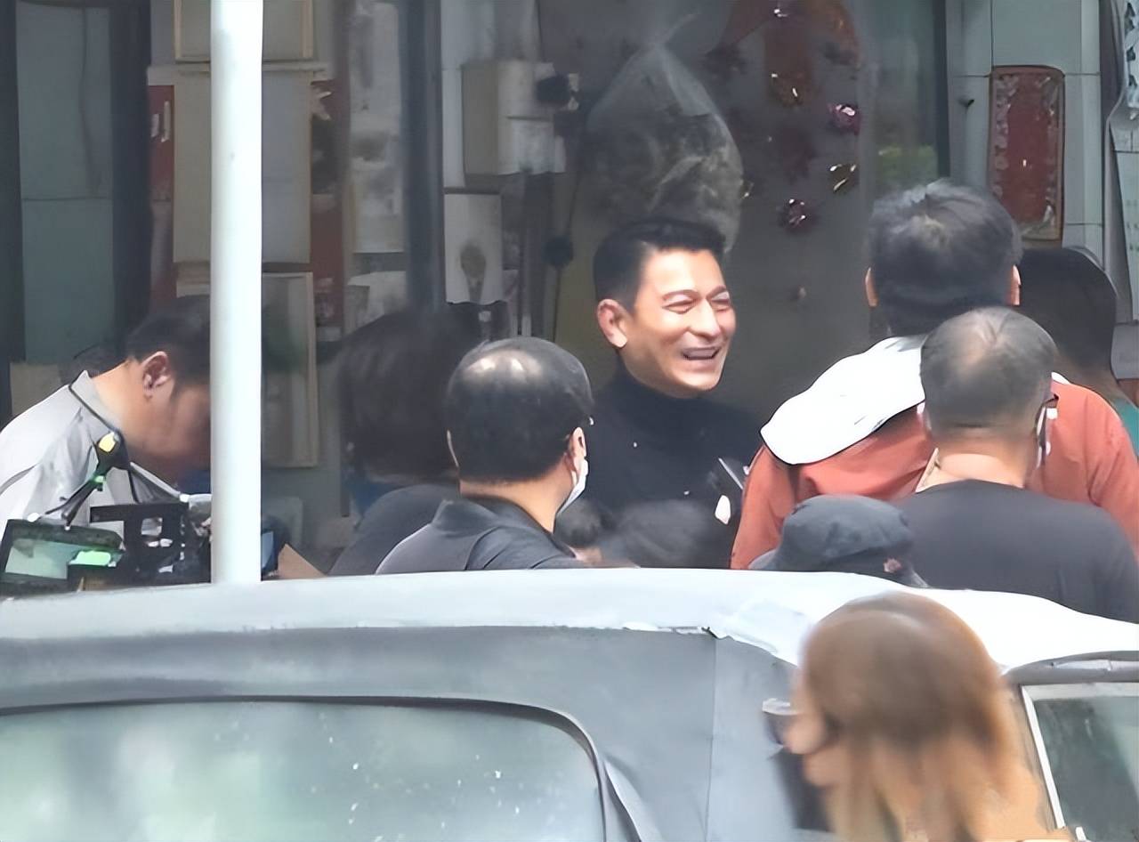 刘德华新剧开拍打扮有型有款林家栋郑则仕任达华陆续现身