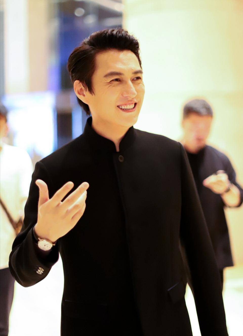 44岁靳东才是真男神!穿黑色中山装梦回明楼,男性荷尔蒙爆表