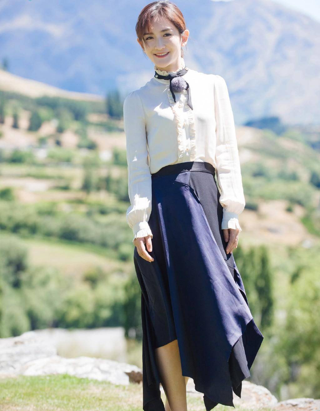 原创谢娜真厉害38岁穿淡紫色亮片连衣裙配高跟鞋瞬间美成小公主