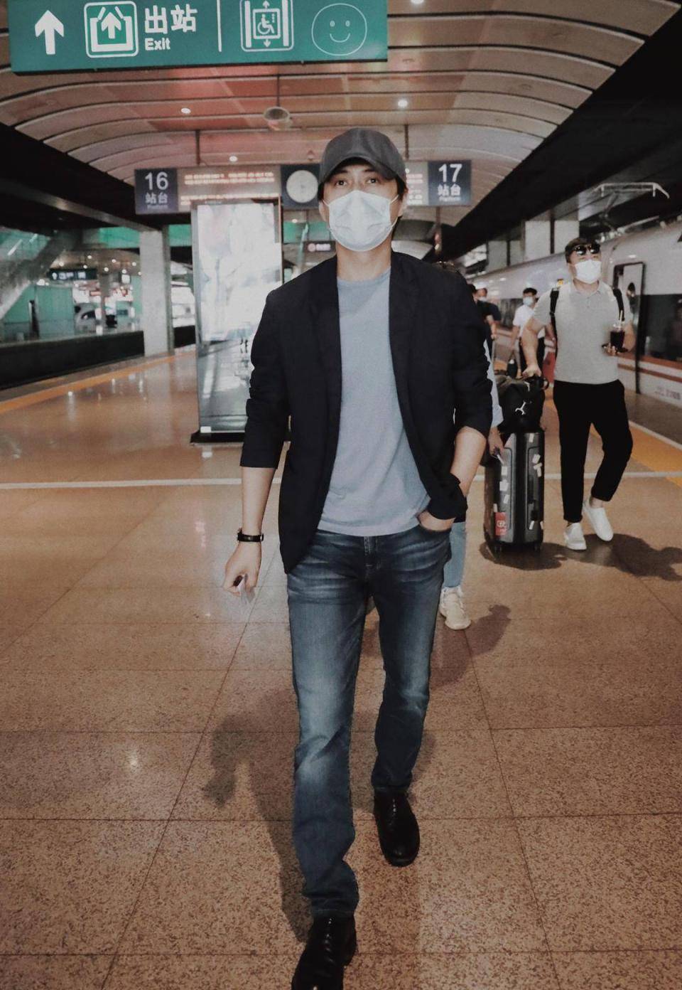 原创44岁靳东才是真男神穿黑色中山装梦回明楼男性荷尔蒙爆表