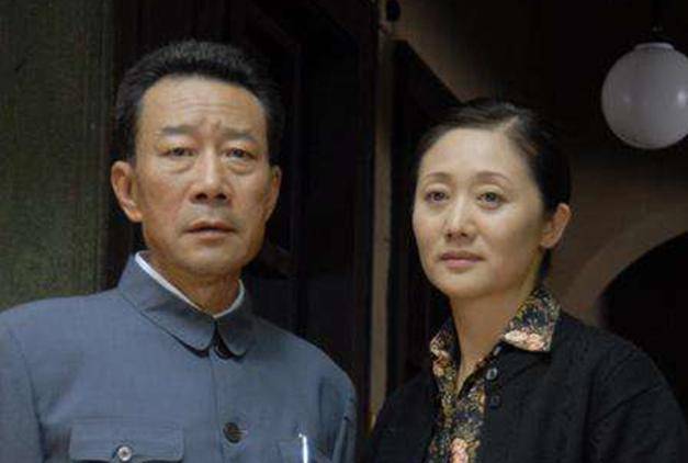 改革先锋李雪健与妻子罕见合照,于海丹气质越来越好,但瘦了很多_事业