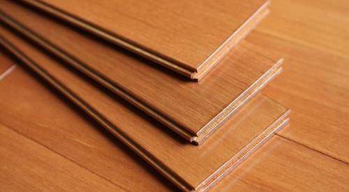 在自己选择木板的时候,哪种颜色的木地板比较耐脏呢?_缝隙_亮光_灰尘