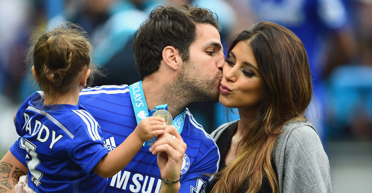 梅西35岁生日!和前队友47岁妻子同框,像兄妹俩,11年交情关系好?