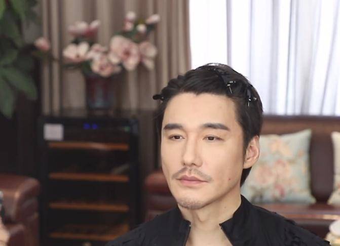 原创毛戈平为胡兵化妆49岁胡兵素颜太能打真实状态一望而知