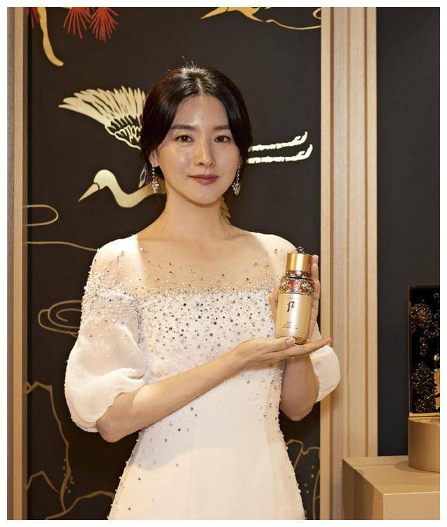 原创大长今扮演者李英爱一袭红裙重返娱乐圈48岁魅力不减当年