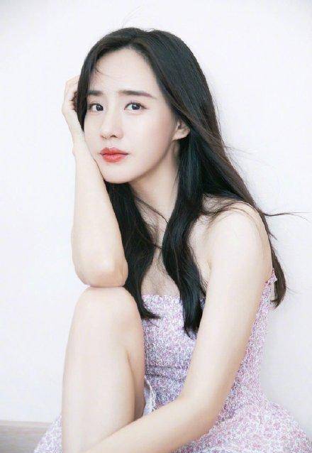 原创39岁王智爆少女风写真身穿抹身材碎花裙露香肩美腿身材堪比超模