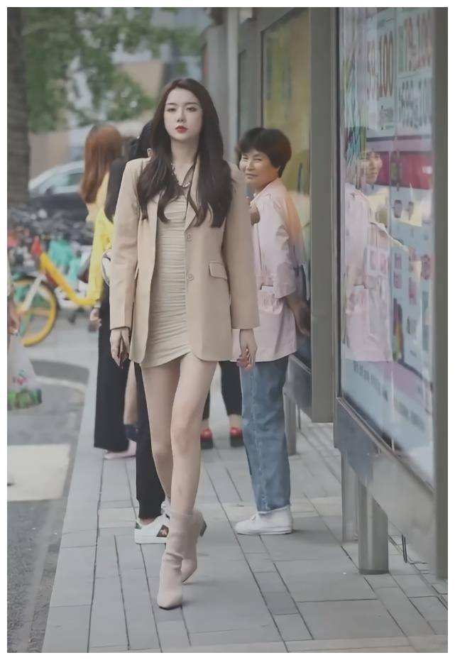穿西装踩高跟靴,女强人气场max,但后面的阿姨才是亮点_穿着_身材_靴子