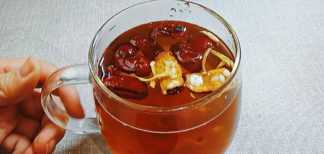 90岁老奶奶用了一辈子的保养妙招,特别适合秋冬_生姜_清水_姜枣茶