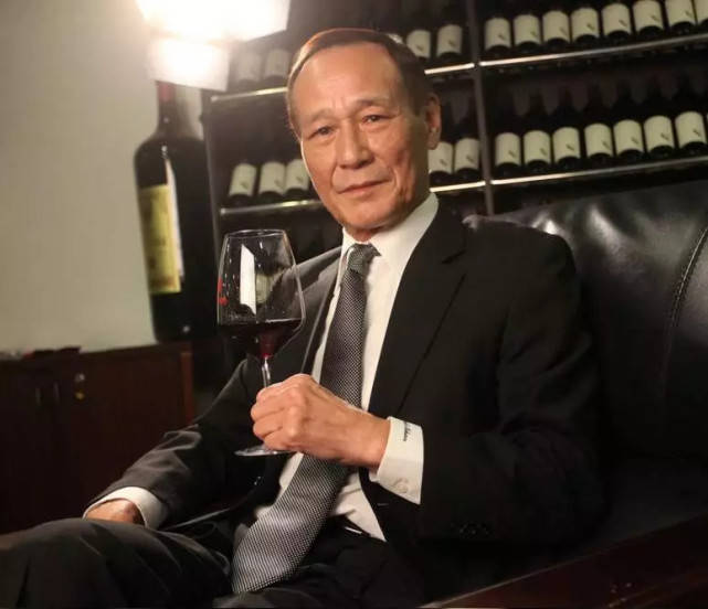 还有更早的事情,当年香港最大的电影公司老板陆运涛去台参加亚洲影展