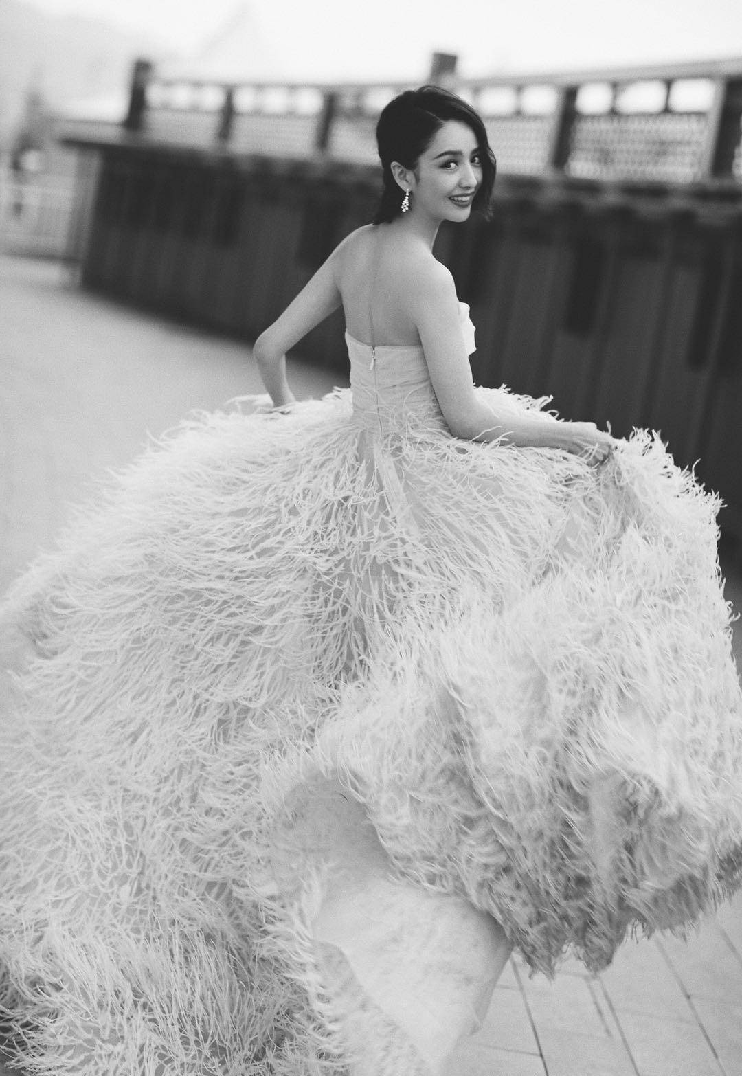 佟丽娅蜡像揭幕,完美复刻丫丫高颜值,穿一身梦幻紫羽毛裙太美了_好