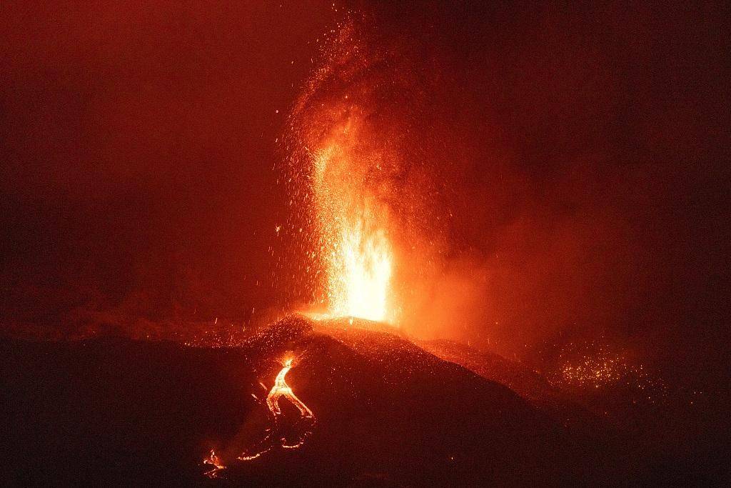 黄石火山短期内不会爆发，如果爆发，人类可能会灭亡