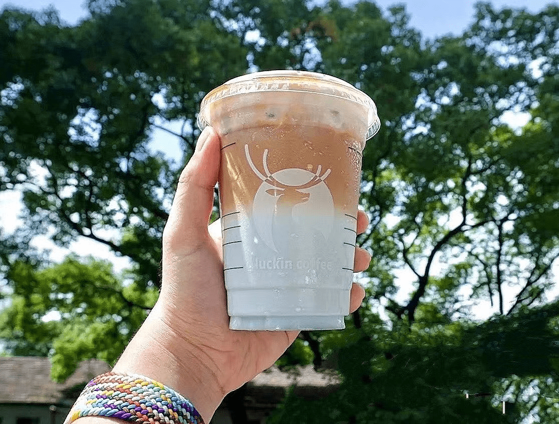 把晴空装入杯中瑞幸蓝天白云拿铁满杯天蓝椰香浓绵密椰云一口满足