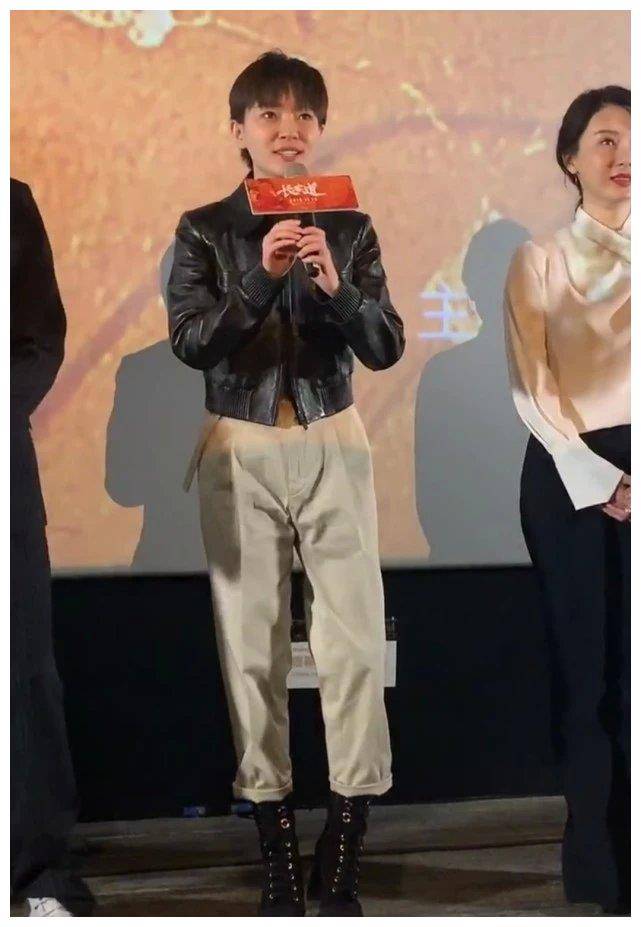 她是张翰最新的绯闻女友,32岁却穿出未成年身材,也是醉了_焦俊艳_裤子