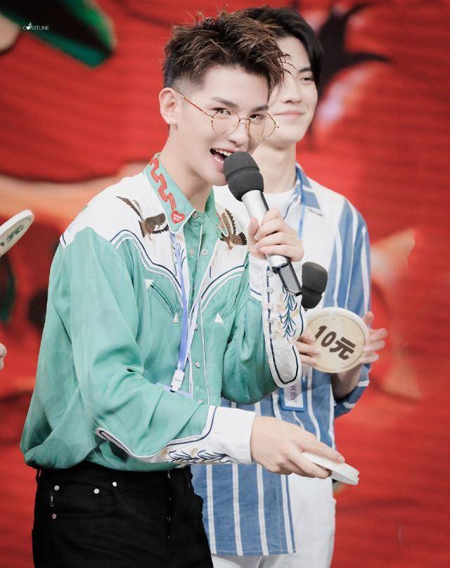 黄明昊与毕雯珺,同穿清新衬衫,小弟戴金丝边眼镜更霸气?