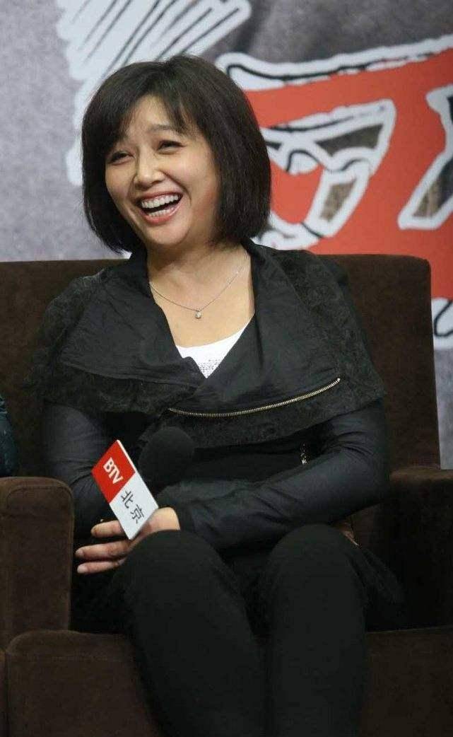 原创52岁江珊从133斤到99斤美回颜值巅峰扎高马尾像18岁