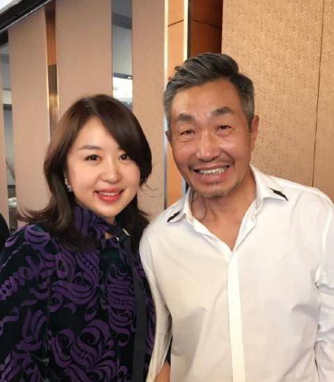 老戏骨杜源娶了4岁就认识的姑娘今一家三口幸福美满