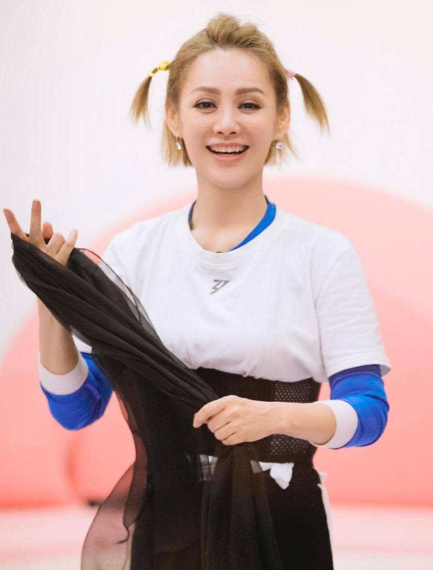 原创宁静78岁父亲太会保养头发乌黑茂密跟48岁女儿同框似兄妹