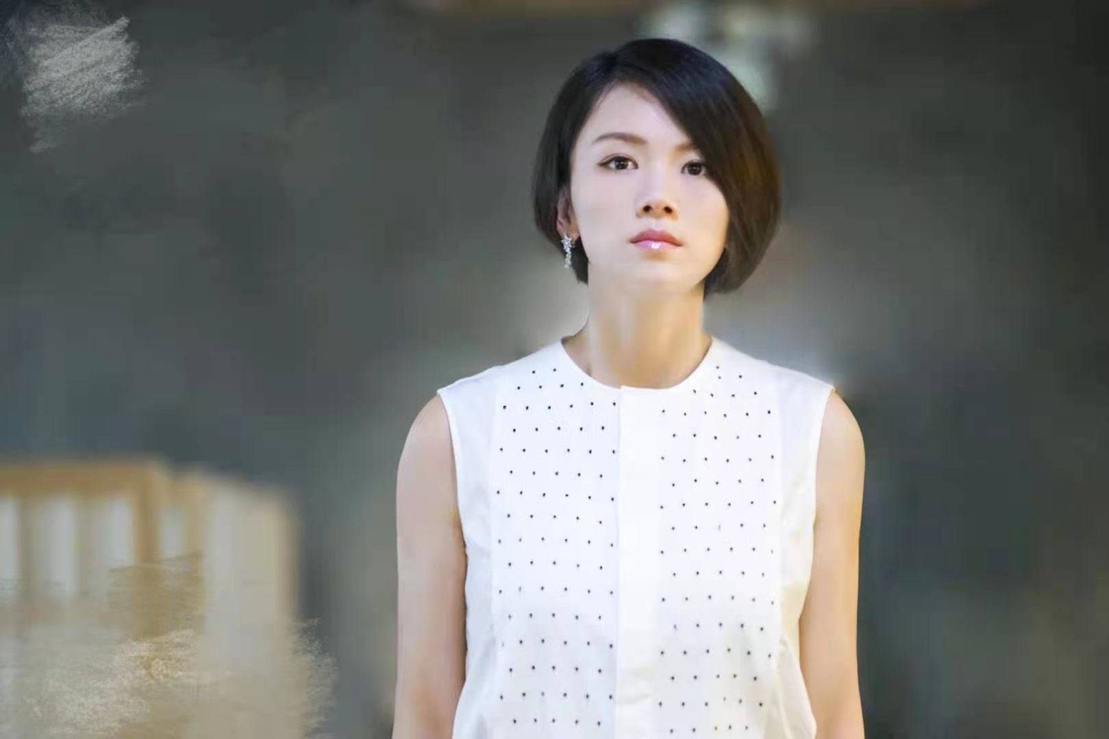 在《香港姊妹》里饰演朱秀玲,是一个传统的女孩,也是很有自己的想法