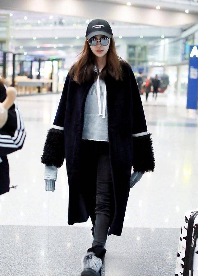 原创闫妮在机场太会穿了长款开衫内搭t恤牛仔裤显高显瘦又时髦