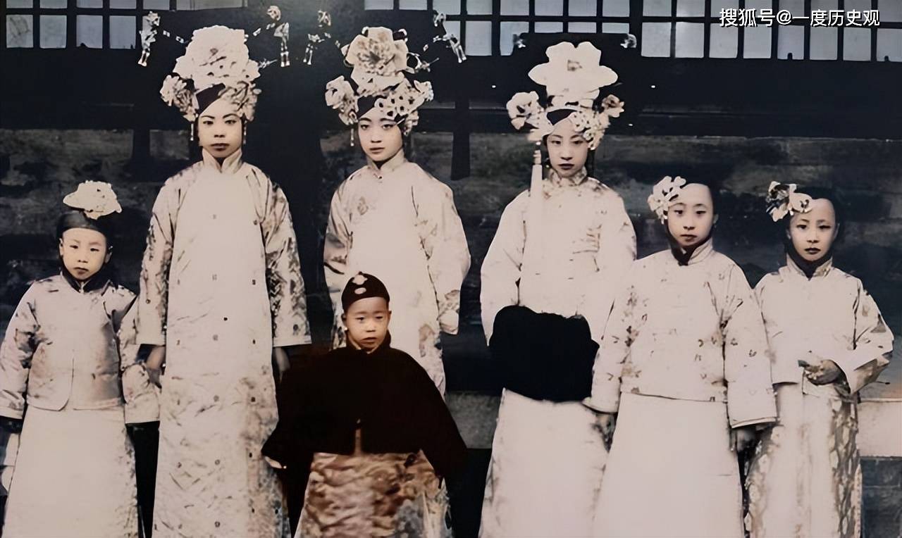 还有一些王公贵族和普通百姓真实样貌,其中就有晚清时期嫔妃的照片
