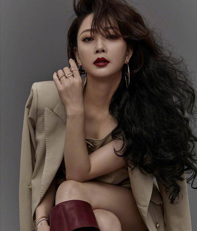 原创被殷桃的新发型美到了蓬松卷发配红唇拍大片用美字不足以形容