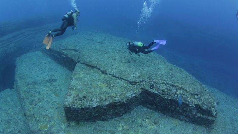 琉球群岛神秘水下巨石阵,是古城遗址还是自然奇观?