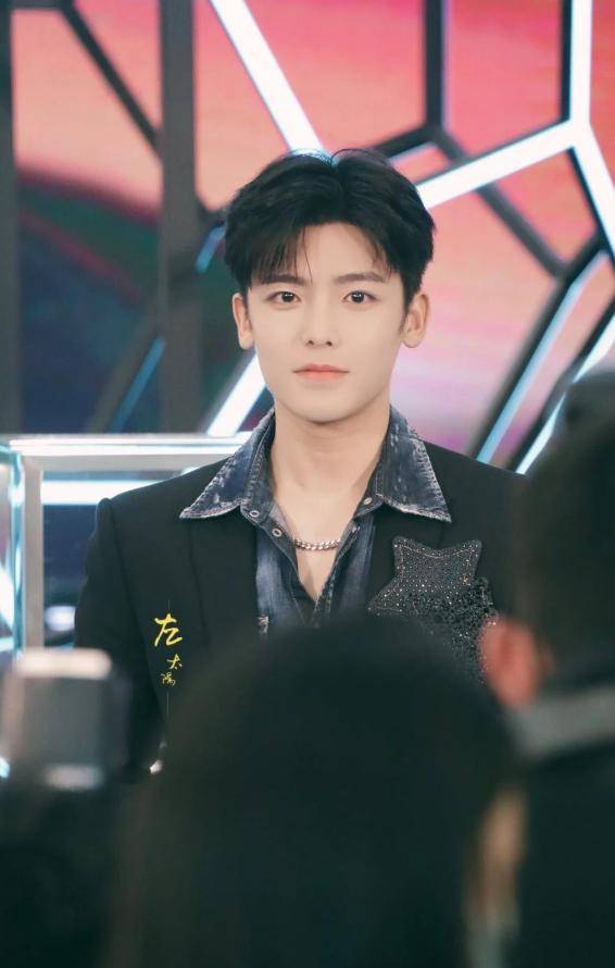 原创侯明昊活动生图流出离开百万级修图师气质干净不输肖战