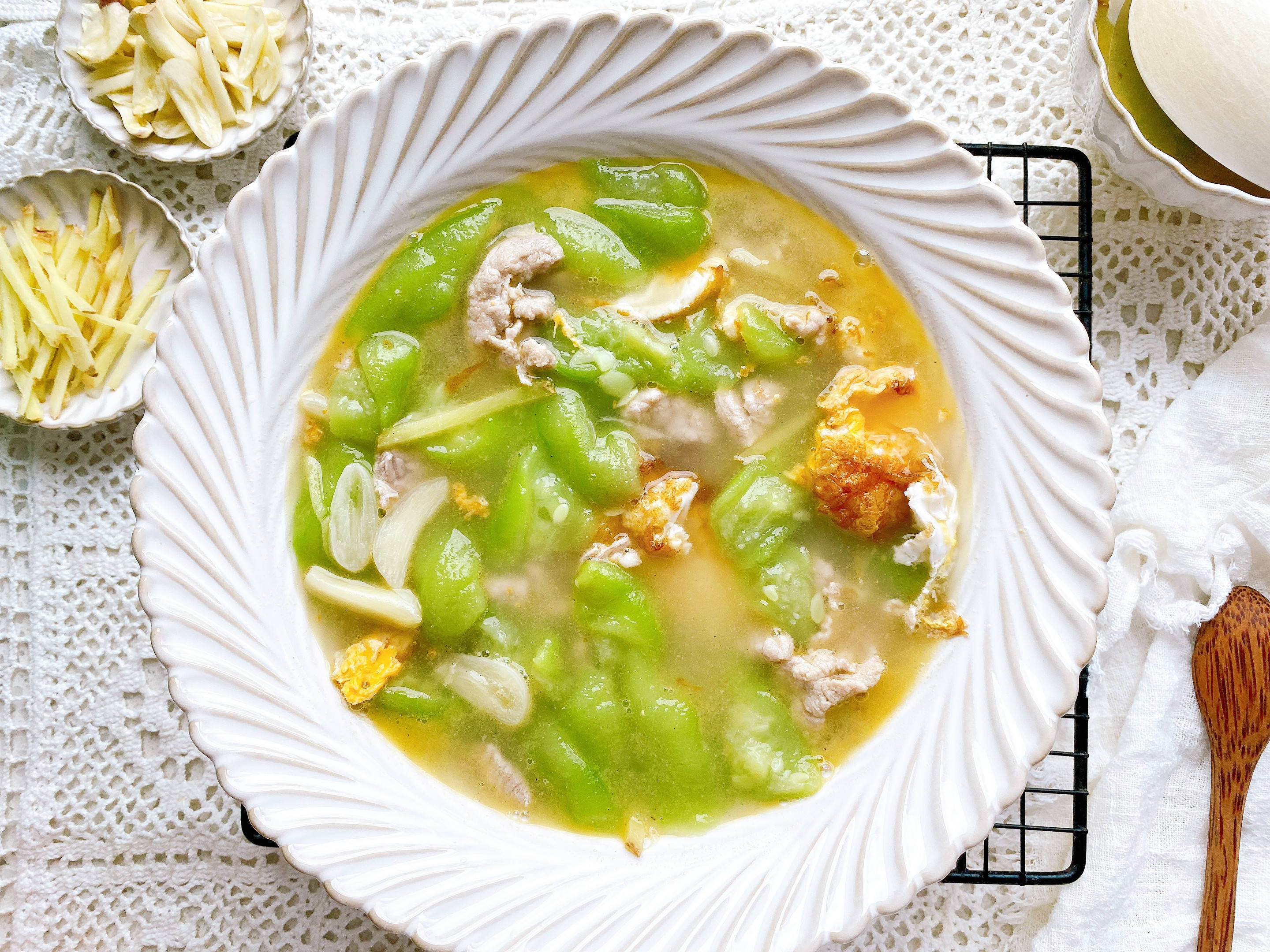 原创天气热吃不下饭试试生滚丝瓜汤颜色翠绿清甜好喝又解暑