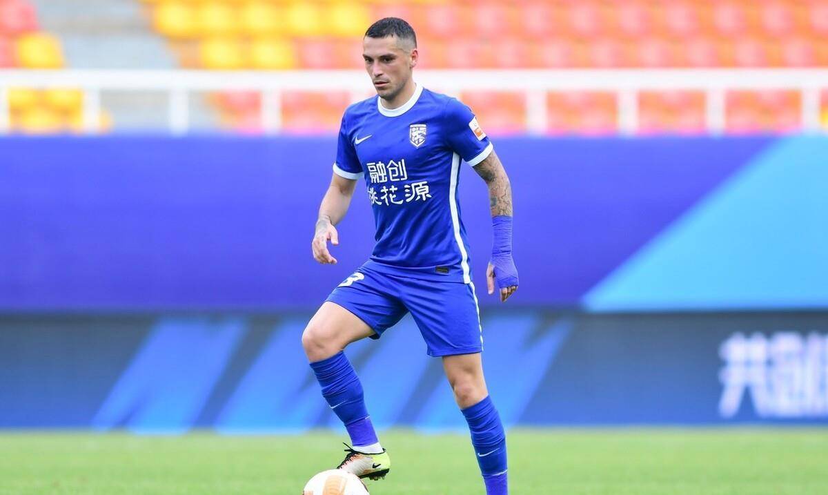 反击中的一记远射让大雷吓出了一身冷汗,然后在对抗中击败了贾德森