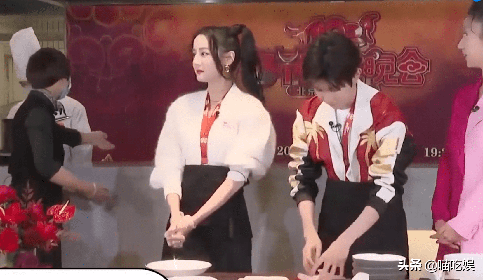 王源做手工拉面,看到他摘手套的细节,小动作惹人感动_孩子_美食_舞台