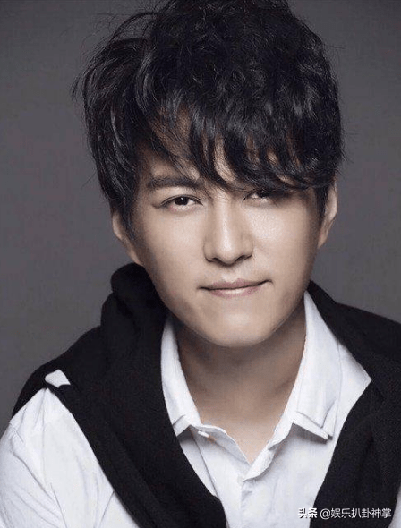 和江珊相爱5年被分手,他转身娶二婚李佳,40岁逆袭成实力影帝_靳东和