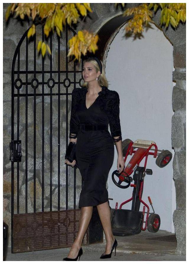 原创伊万卡大冬天光腿穿黑裙太霸气500块发带太显嫩脸是冻僵了么