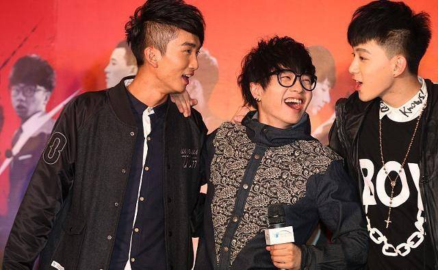 原创与汪峰同台演出的华晨宇被现场观众默默等候这场面感动了谁