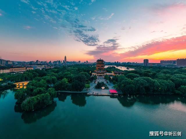 原创             荷是济南城市名片，大明湖的荷花要比杭州西湖的美，你知道什么原因？