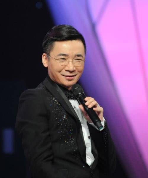 原创41岁电视主持高博近况娶漂亮博士老婆儿子长得跟高博一样黑