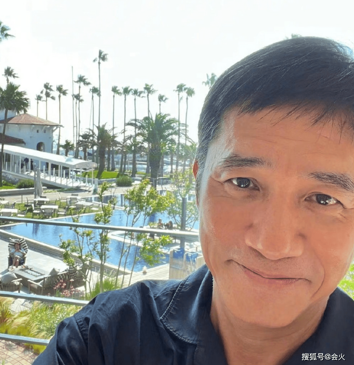 照片的视角是梁朝伟自己对着手机自拍,只见他穿着简单的黑色衬衫,眼神