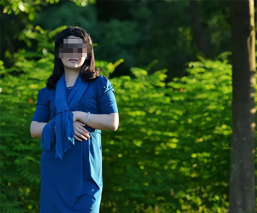 梅某和妻子小芳结婚20多年,是一对中年夫妻,孩子都已经成家,经济压力