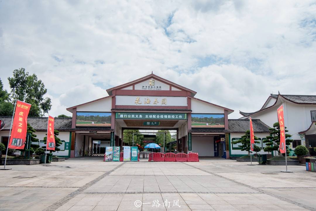 一到夏天，湘潭这个景区就花开成海，绿皮火车改造的客栈世界少有