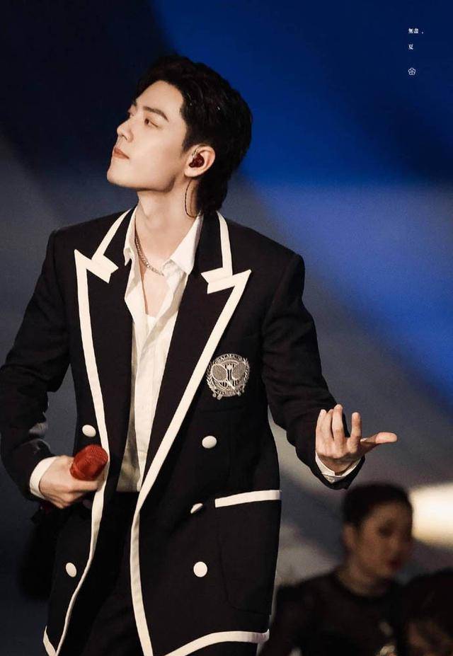 原创肖战沸腾之夜手拿红色话筒唱竹石全开麦另一首歌词好应景