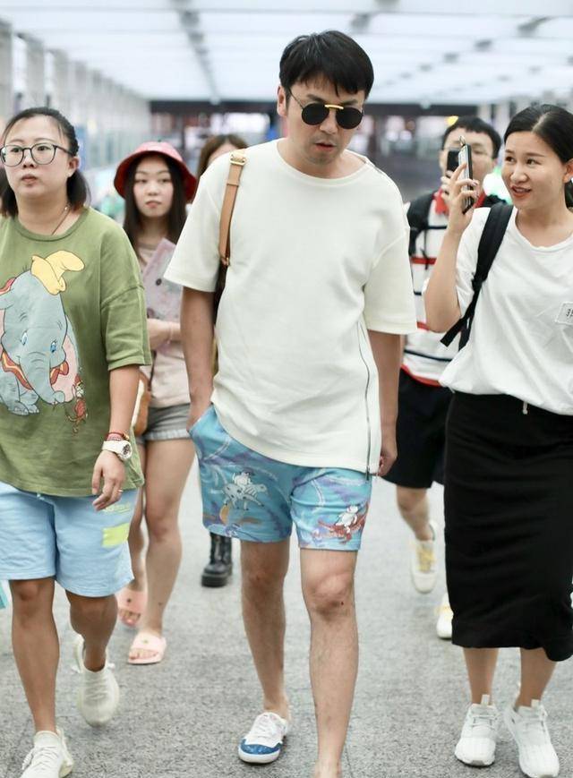 雷佳音这次走的是休闲随性风格,所以他脚上穿的小白鞋还是半踩着的