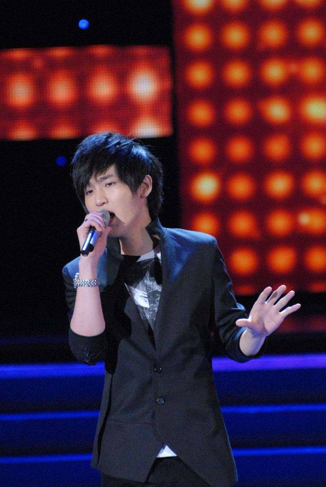 他是"快男"冠军出名就膨胀,抢兄弟女朋友被打,如今落魄无人识_李炜