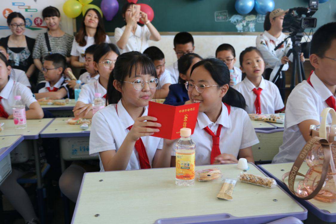 梦想启航,精彩绽放——崆峒区广成学校六年级三班举行毕业典礼_同学