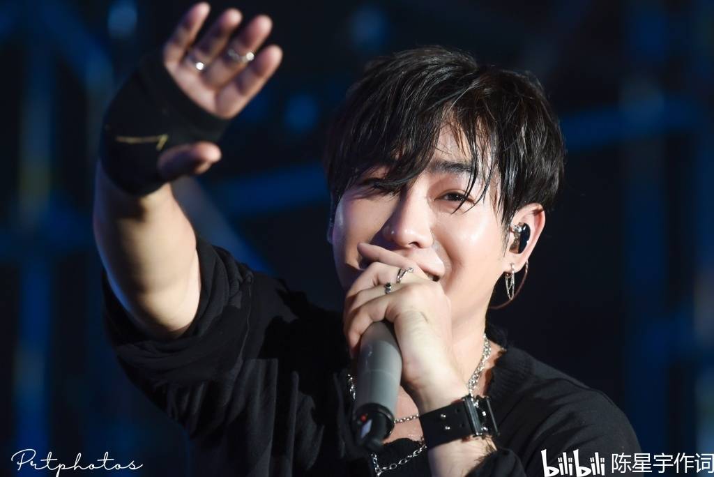 原创泰国主播调侃歌手peck过度整容脸忘关麦泰星peckpalitchoke粉丝