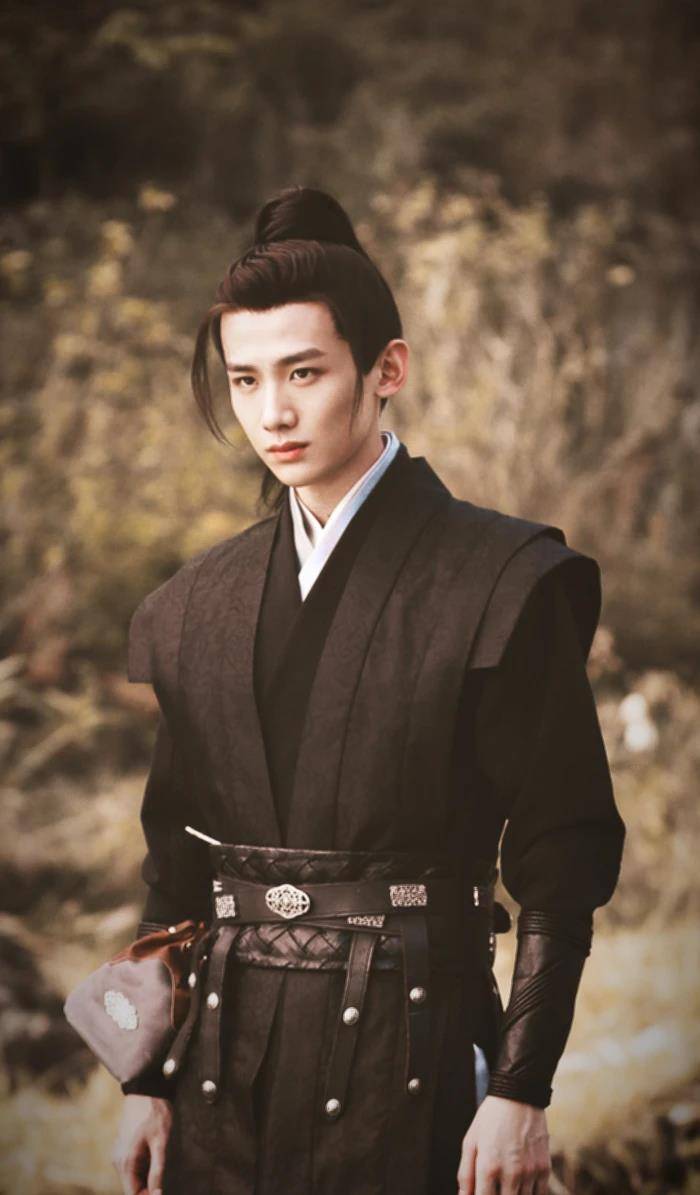 白敬亭《长风渡》蓝衣路透,搭配白色毛领披风,就很纨绔很富家_顾九思