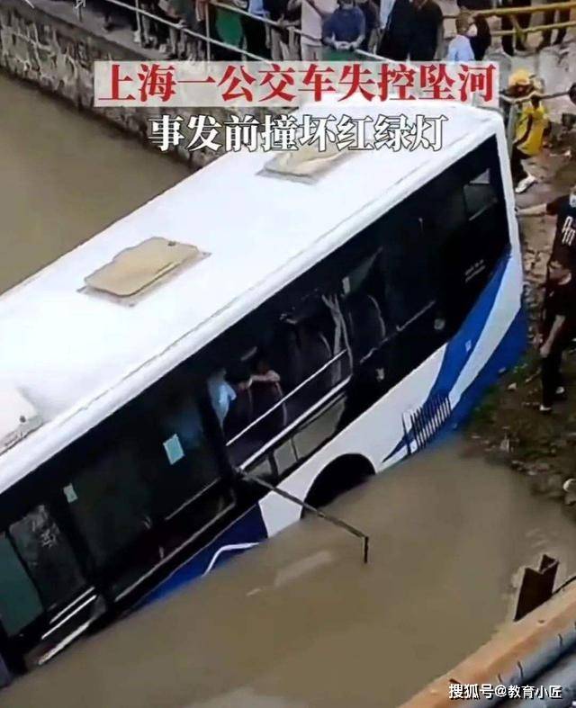 公交车坠河图片