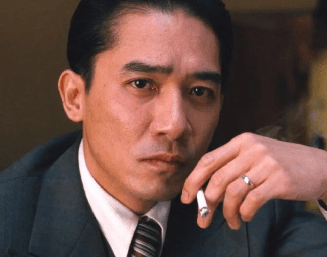 并晒出了梁朝伟旅游度假时的帅气自拍照,状态看上去相当不错,像个年轻