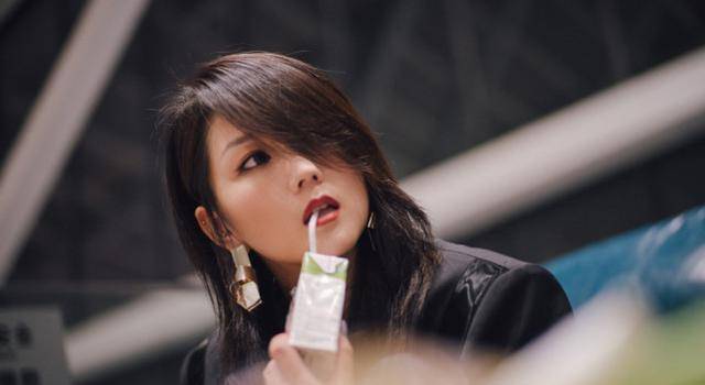 何洁被传"情变"爆瘦,登艺术节造型干练又时尚!_刁磊_孩子_照片