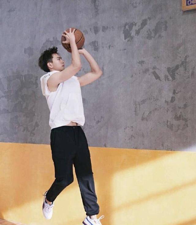 假设李现每天打3小时篮球,则会消耗1200千卡.